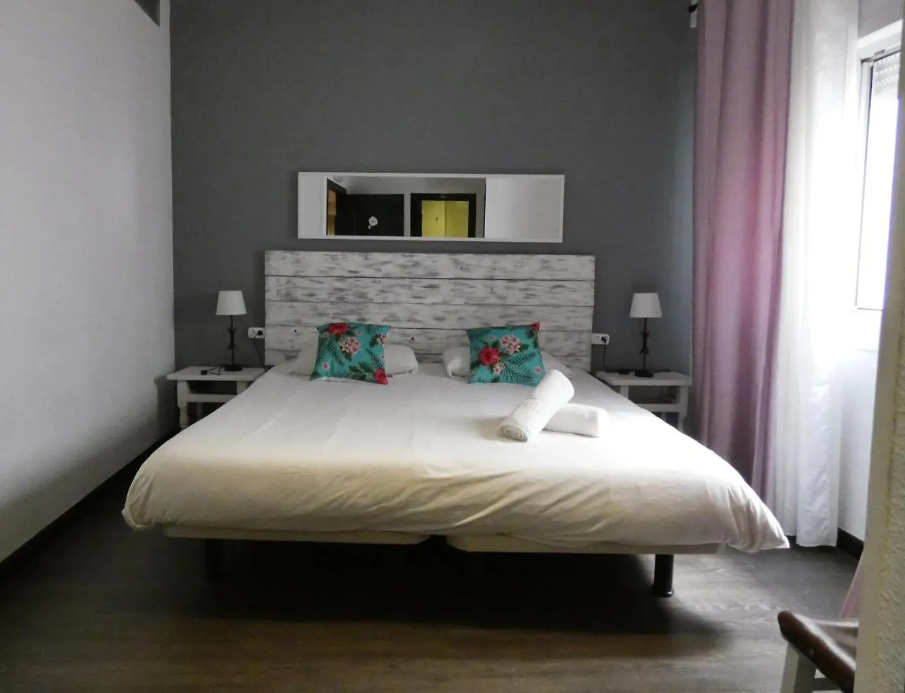 Oasis Backpackers' Toledo Hostel 0*,